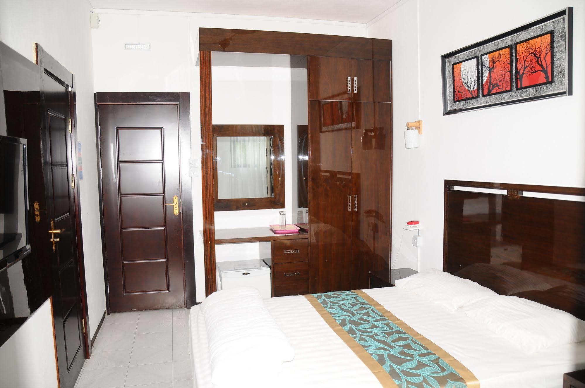 Le Flamboyant Hotel Port Mathurin Bagian luar foto