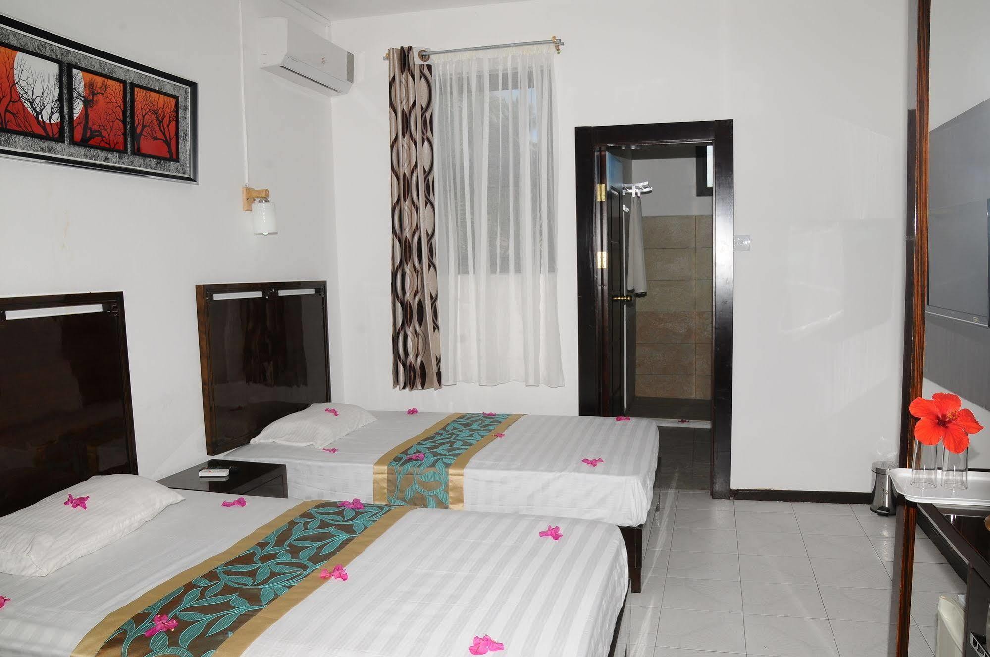 Le Flamboyant Hotel Port Mathurin Bagian luar foto
