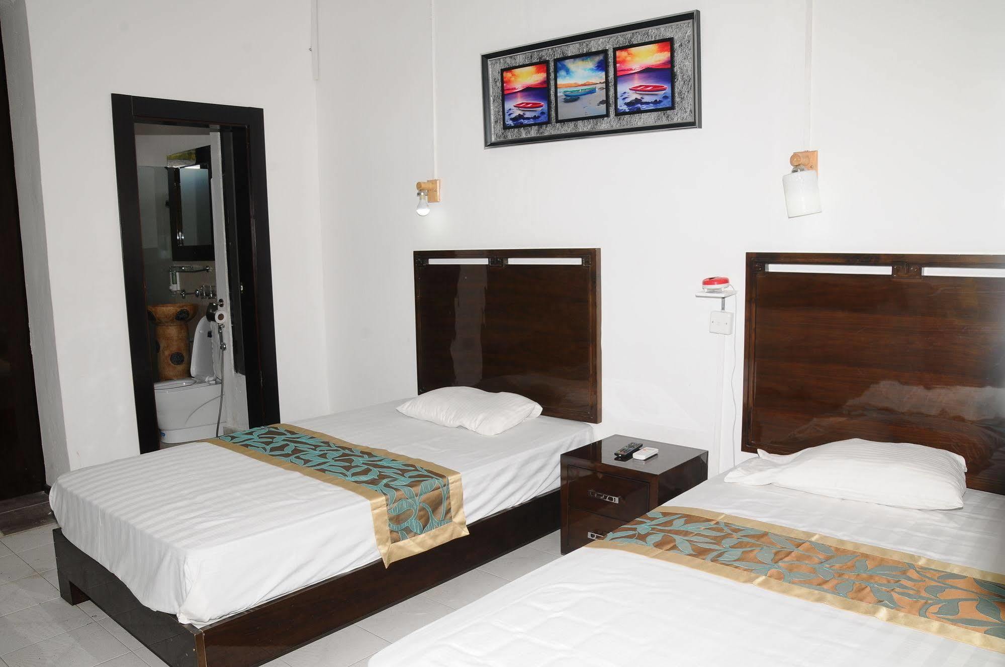 Le Flamboyant Hotel Port Mathurin Bagian luar foto
