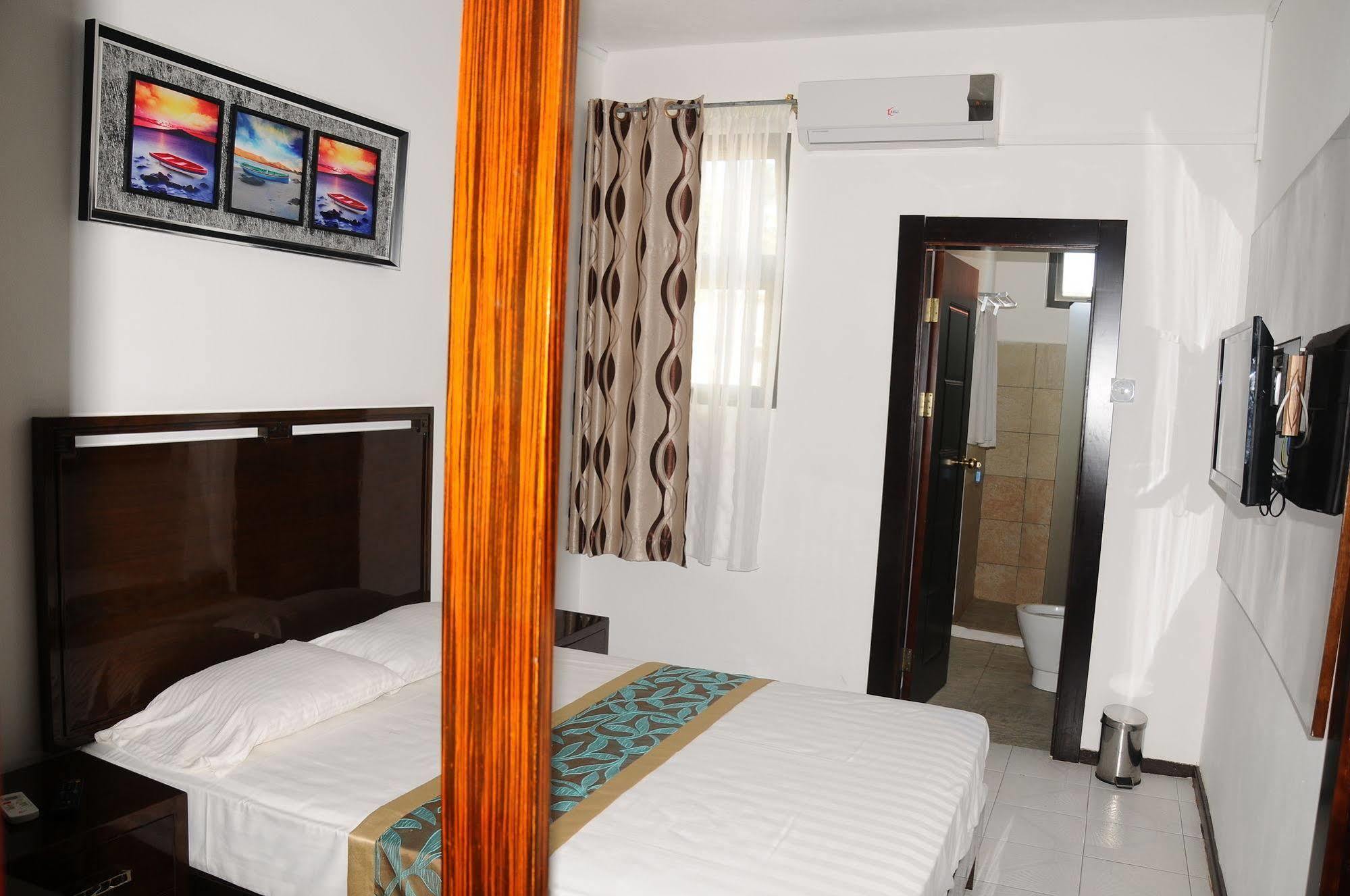Le Flamboyant Hotel Port Mathurin Bagian luar foto
