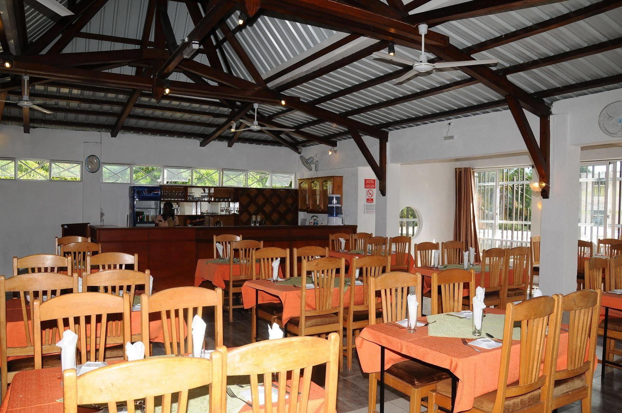 Le Flamboyant Hotel Port Mathurin Bagian luar foto
